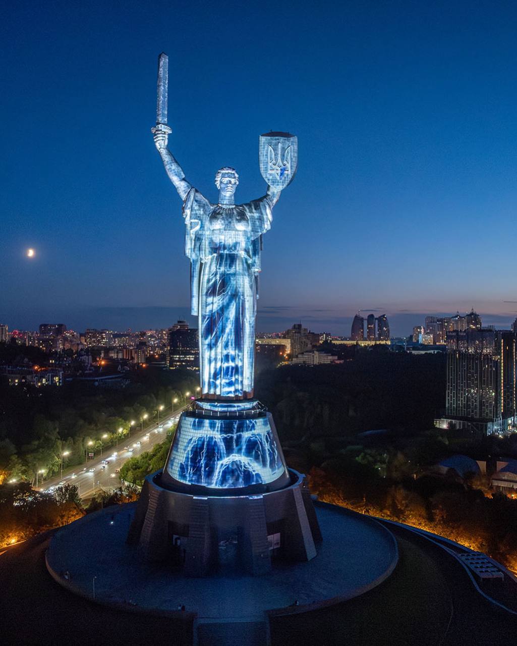 «Минуле в пам’яті»: монумент «Батьківщина-Мати» освітлено до роковин незалежності 18