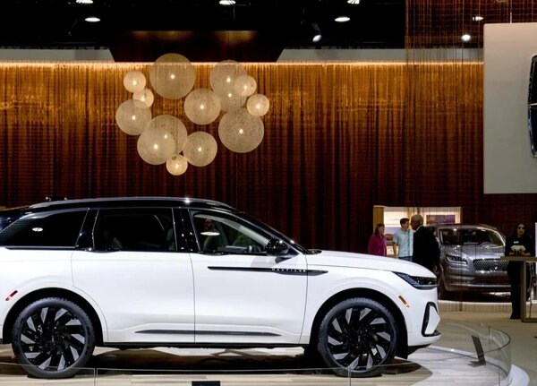 Американська компанія Ford відновлює виробництво позашляховиків Lincoln у Сполучених Штатах, переносячи його з Китаю.