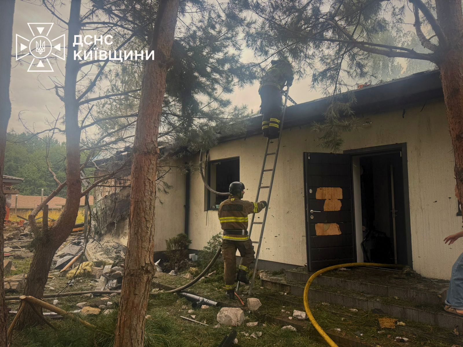 На Київщині двоє людей зазнали поранень через ворожу атаку. 8