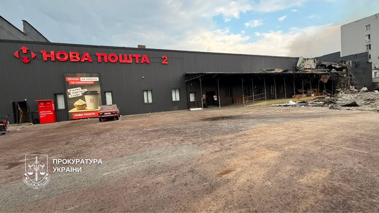 Російські війська зруйнували сортувальний вузол «Нової пошти» в столиці України. 3