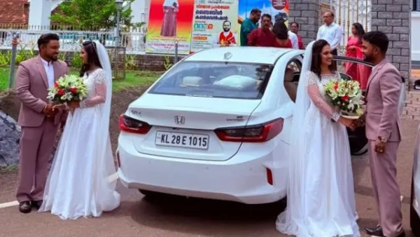 Дві пари наречених по обидва боки білого автомобіля