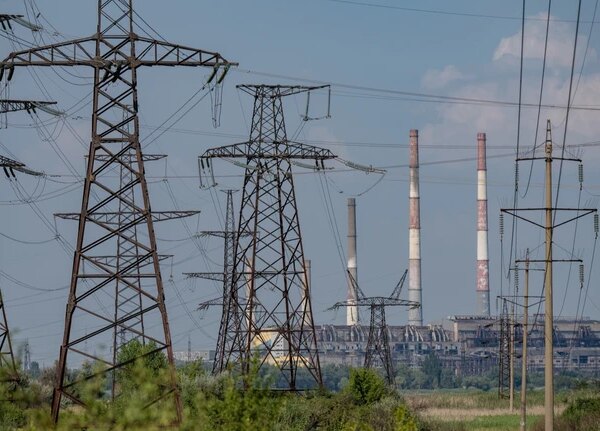 Україна: Відключення електроенергії в деяких регіонах через обстріли та погані погодні умови