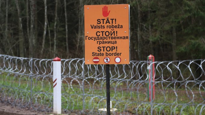 На латвійсько-білоруському кордоні було виявлено тунель, яким 15 мігрантів намагалися проникнути на територію Латвії. 2