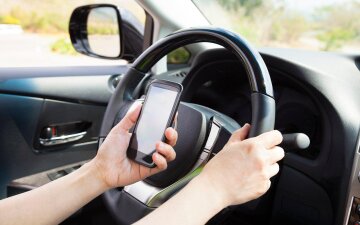 Не пам'ятаєте, де залишили машину: секретна функція Google Maps миттєво зафіксує її розташування 8 Водій зі смартфоном фіксує порушення ПДР