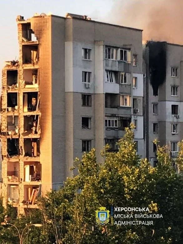 Загарбники скинули потужні бомби на багатоквартирний будинок – зруйновано половину будівлі (фото 3 Атака по Херсону / © Ярослав Шанько
