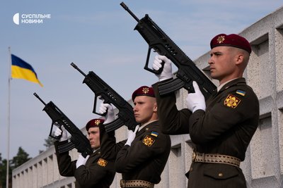 Нащадки першого лідера Організації українських націоналістів (ОУН), полковника Євгена Коновальця, були перепоховані на Національному військовому меморіальному комплексі (НВМК) на Київщині 18 серпня 2026 року