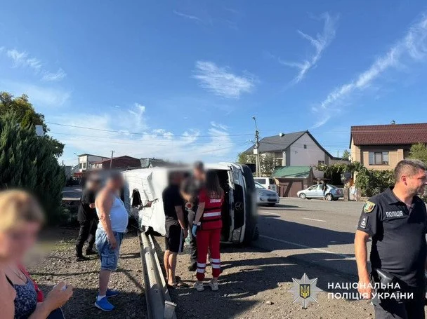 Масштабна аварія сталася на Закарпатті: автобус із пасажирами перекинувся, є загиблі та тяжко поранені (відео) 6 ДТП на Закарпатті / © Національна поліція Закарпатської області