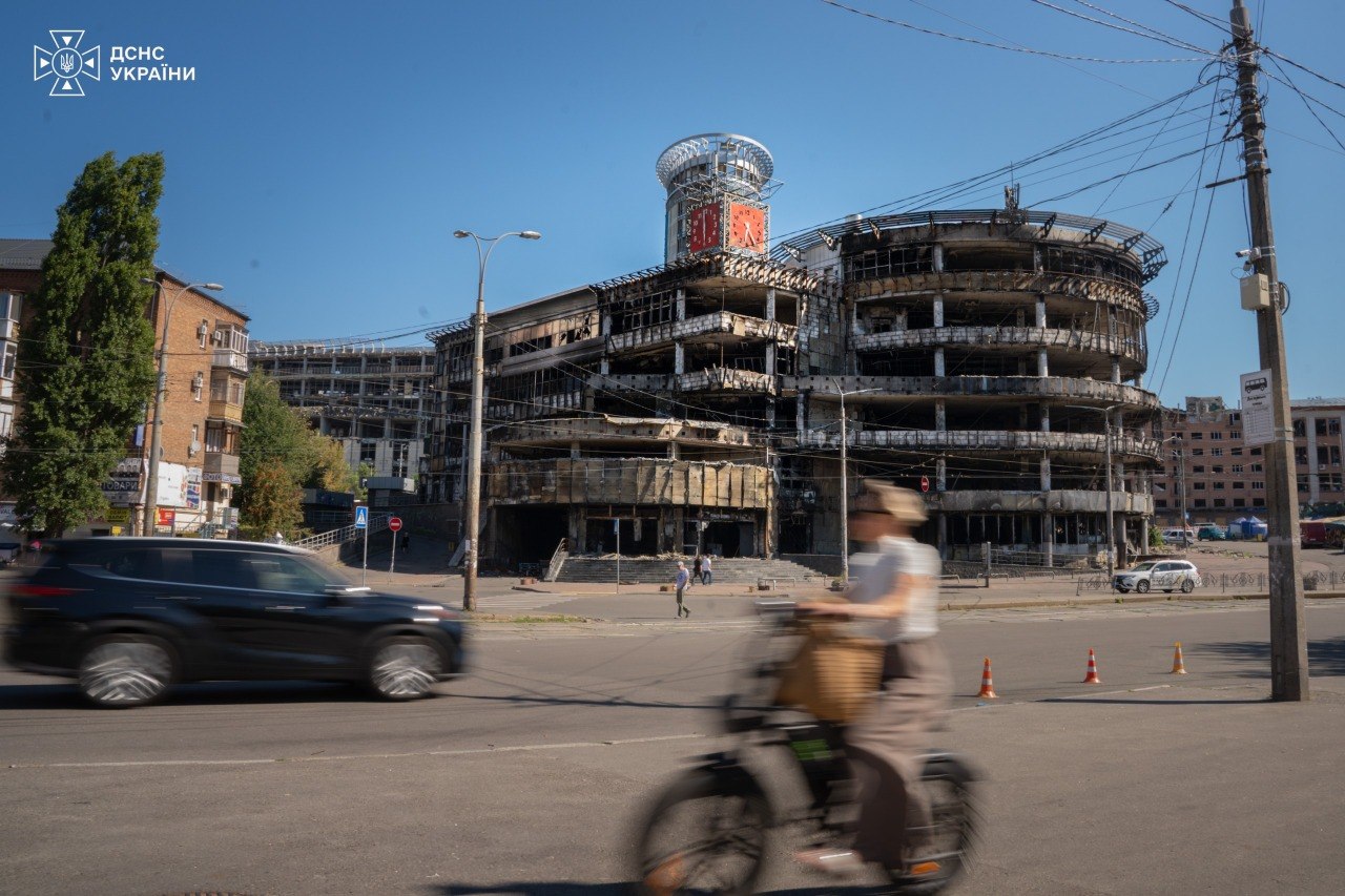 Глава уряду Норвегії особисто оглянув Лук'янівку, зруйновану російськими військами. 12