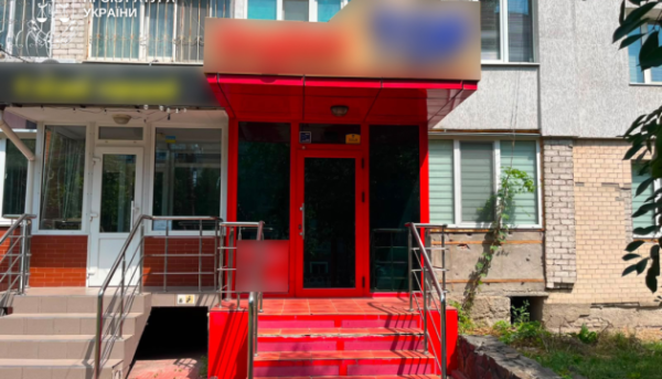 У Хмельницькому директора мовної школи підозрюють у розбещенні неповнолітніх дівчат 6