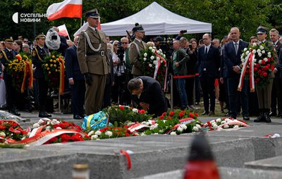 У День пам’яті жертв Волинської трагедії Посол України в Польщі Василь Боднар став на коліна та поклав вінок до меморіалу у Волинському сквері у Варшаві, 11 липня 2026 року