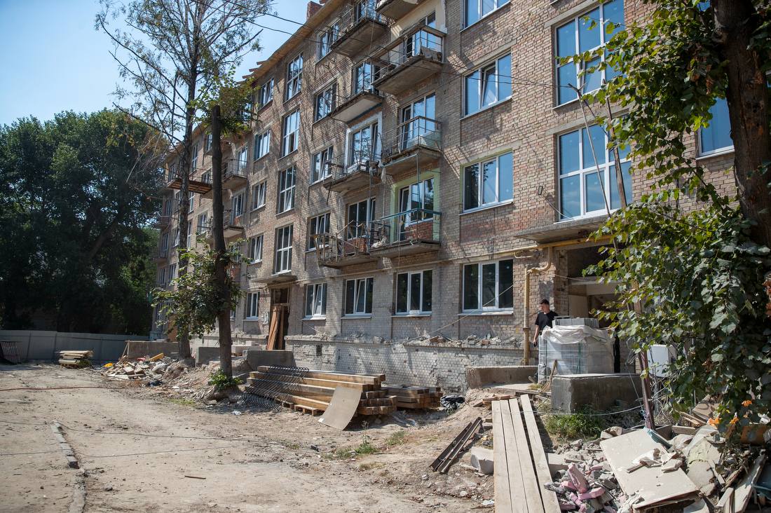 18 будинків у Святошинському районі відновлюють після російських обстрілів 21 18 будинків у Святошинському районі відновлюють після російських обстрілів 16
