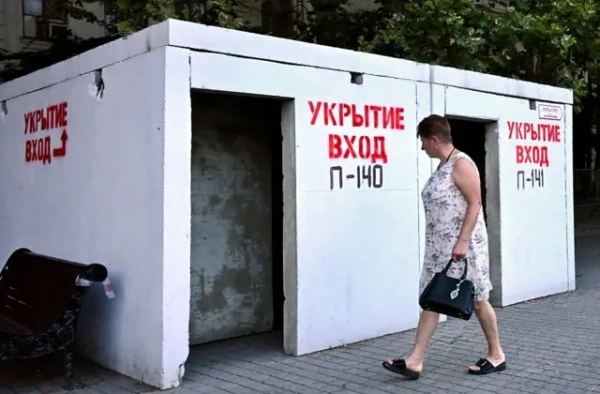 Вхід у укриття в Криму
