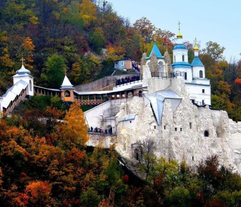 Невідомі особи скоїли напад на територію Святогірської лаври, внаслідок чого загинув один монах, а ще дві людини отримали поранення. 6