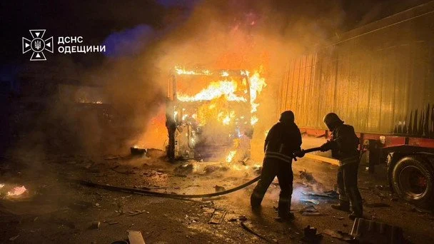 Безперервні обстріли Києва, ліквідація складів та торгових центрів, а також скидання семи авіабомб на Краматорськ: фотозвіт України за тиждень з 22 по 30 серпня. 41 29 серпня. На Одещинаі через російський удар загинула людина, ще троє поранені. Крім того, загорілося 8 вантажних автівок з продуктами харчування, а також суха трава поруч. Вогнеборці оперативно ліквідували пожежі. / © ДСНС