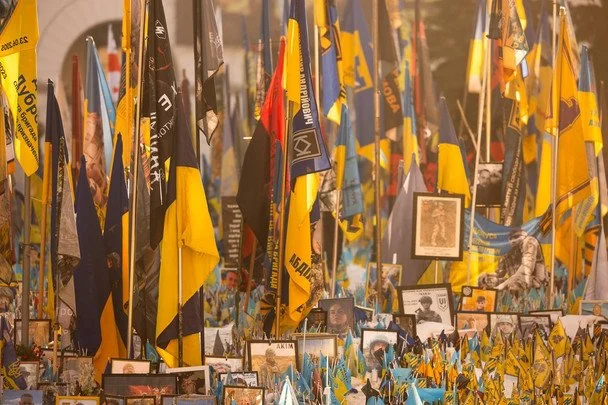 Безперервні обстріли Києва, ліквідація складів та торгових центрів, а також скидання семи авіабомб на Краматорськ: фотозвіт України за тиждень з 22 по 30 серпня. 40 29 серпня вшановуємо пам’ять загиблих захисників і захисниць України, полеглих у боротьбі за незалежність та цілісність України. / © Володимир Зеленський