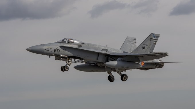Іспанський винищувач F-18 збив неідентифікований безпілотник над територією Румунії. В Альянсі оборони припускають, що він міг належати Росії. 2
