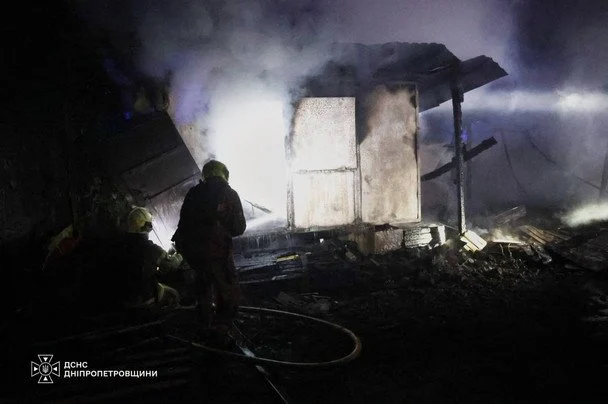 Обвуглений і зруйнований: Росія атакувала відомий ТРЦ неподалік великого обласного центру, подробиці (жахливі фото) 11 / © ДСНС у Дніпропетровській області