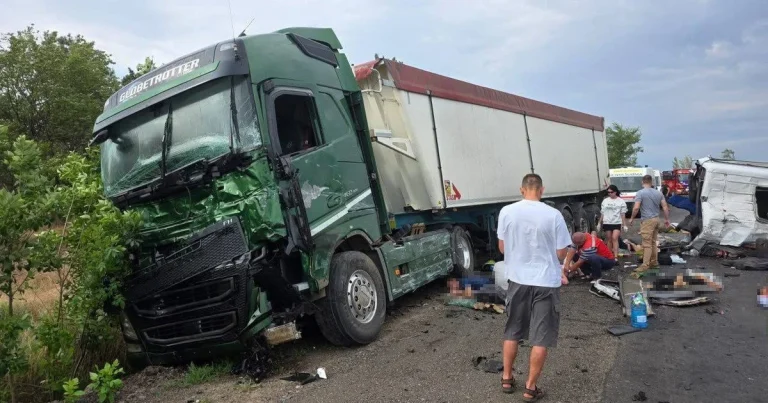 Моторошні кадри аварії зі смертельними наслідками на трасі Одеса — Миколаїв поширюються в Інтернеті: яка позиція правоохоронців 8