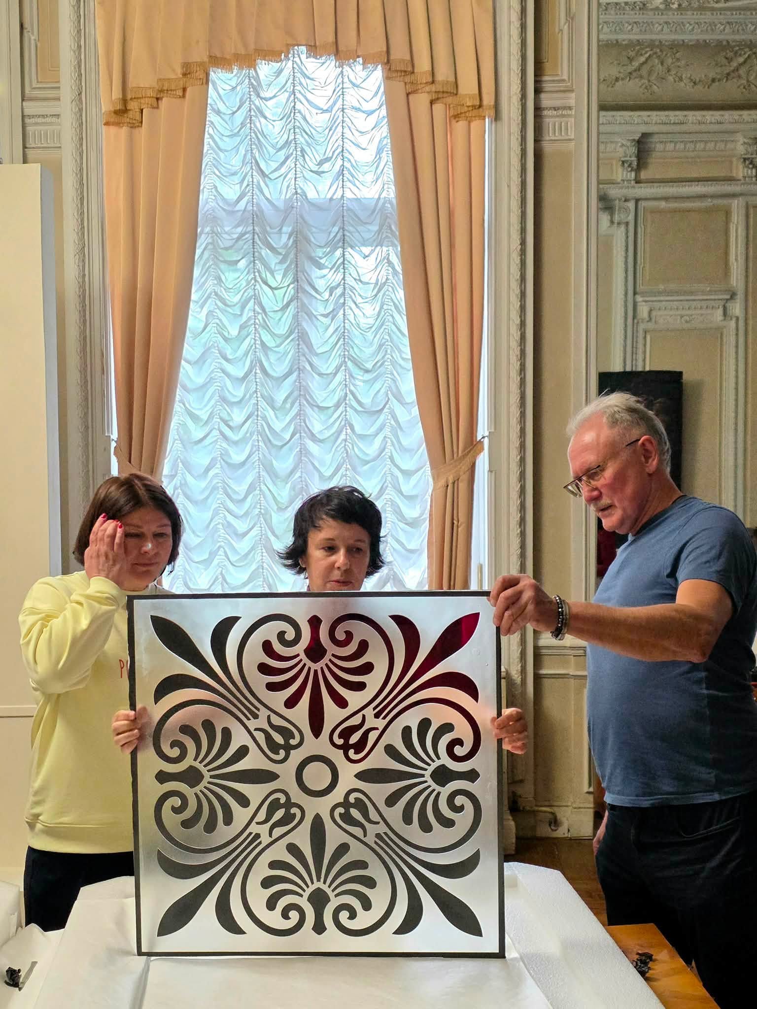 Київський музей повернув до життя старовинний вітраж, який постраждав від російського ракетного удару 9