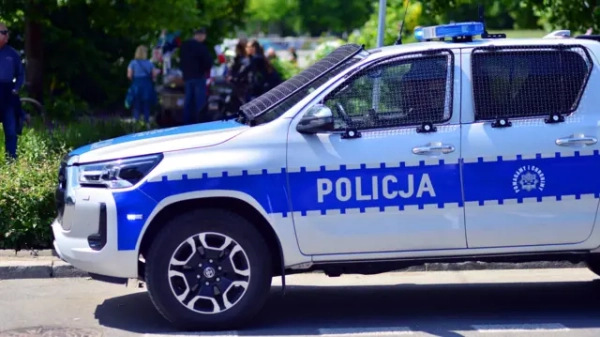 У Польщі громадянин Польщі завдав травми голові громадянці України. Жінка у той час записувала аудіоповідомлення українською мовою. 4 Польська поліція - фото ілюстративне