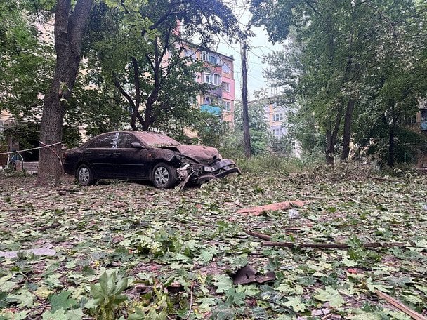 Безперервні обстріли Києва, ліквідація складів та торгових центрів, а також скидання семи авіабомб на Краматорськ: фотозвіт України за тиждень з 22 по 30 серпня. 31 26 серпня. Російські військові скинули на місто Краматорськ Донецької області сім авіабомб ФАБ-250. Правоохоронці надали допомогу пораненим та евакуювали їх до лікарні. / © Getty Images