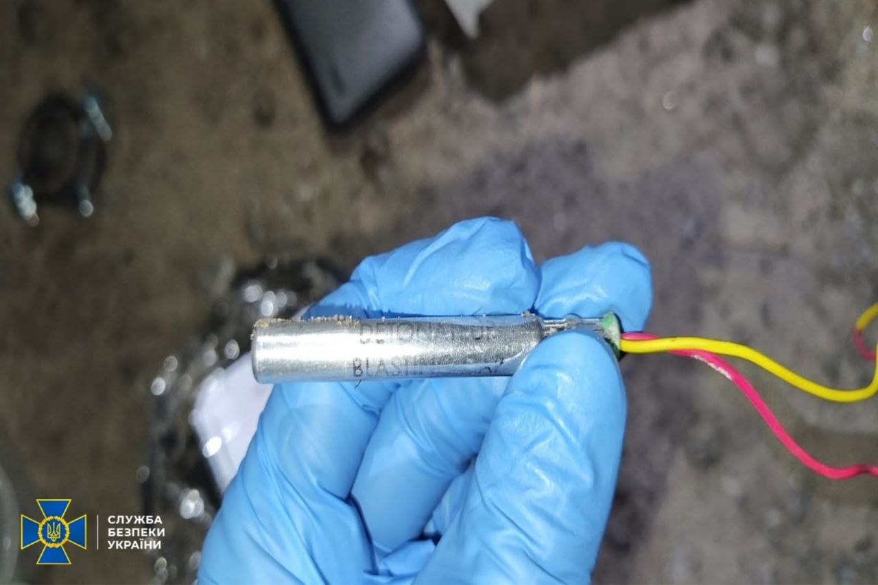 На Київщині нейтралізували вибуховий пристрій, знайдений під авто директора оборонної компанії. 12 На Київщині нейтралізували вибуховий пристрій, знайдений під авто директора оборонної компанії. 7