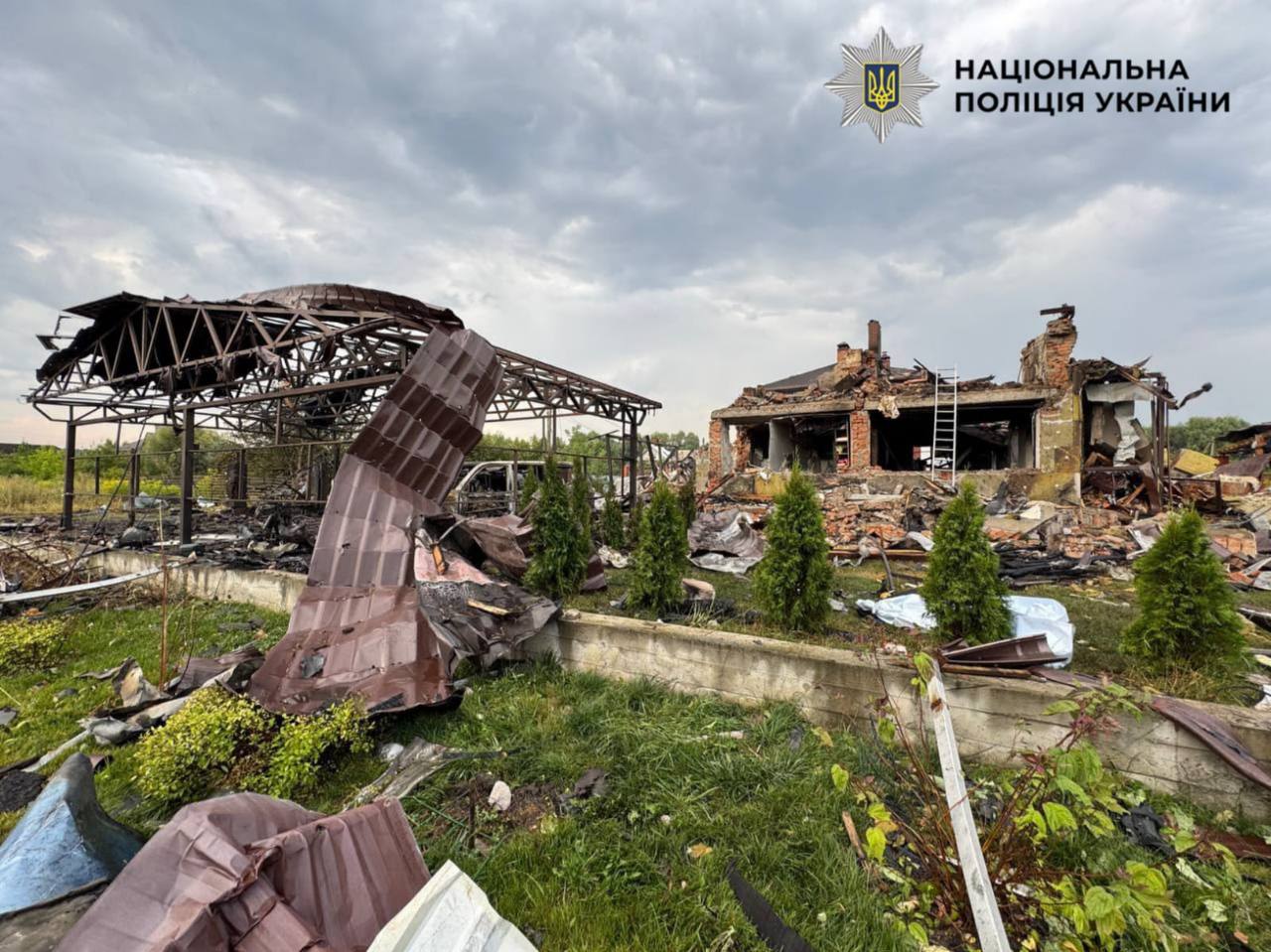 Уламки російських дронів зруйнували будинок на Київщині, спричинивши загибель директорки київського ліцею разом з чоловіком і онуком. 23