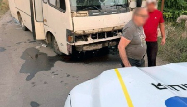 У Херсонській області ворожий дрон атакував автобус, шість осіб постраждали. 9