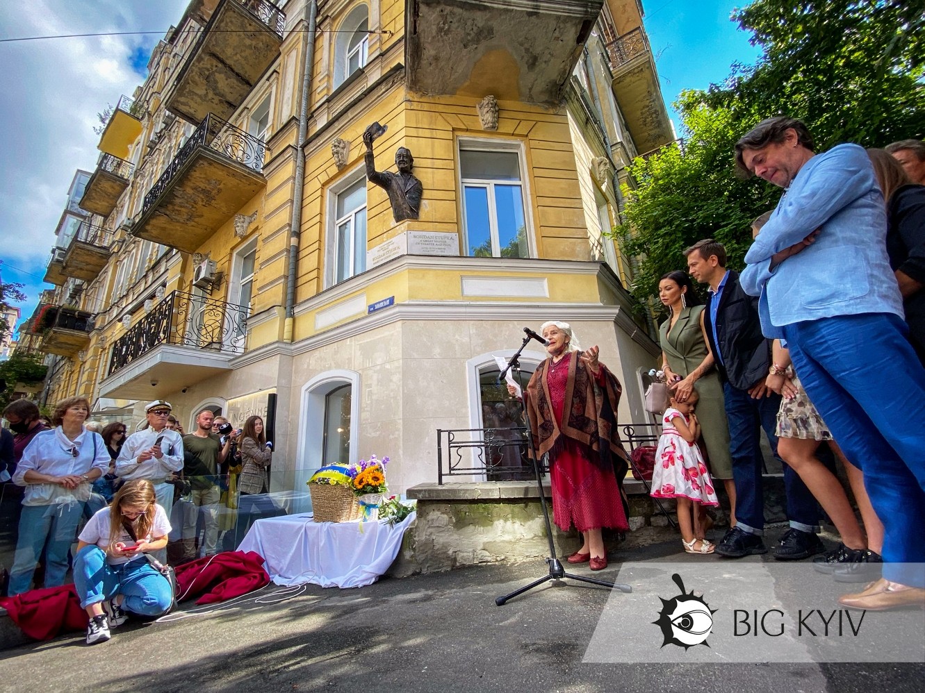 Зняв капелюха на знак пошани. Відкрили пам'ятну дошку на оселі, де жив Богдан Ступка 7