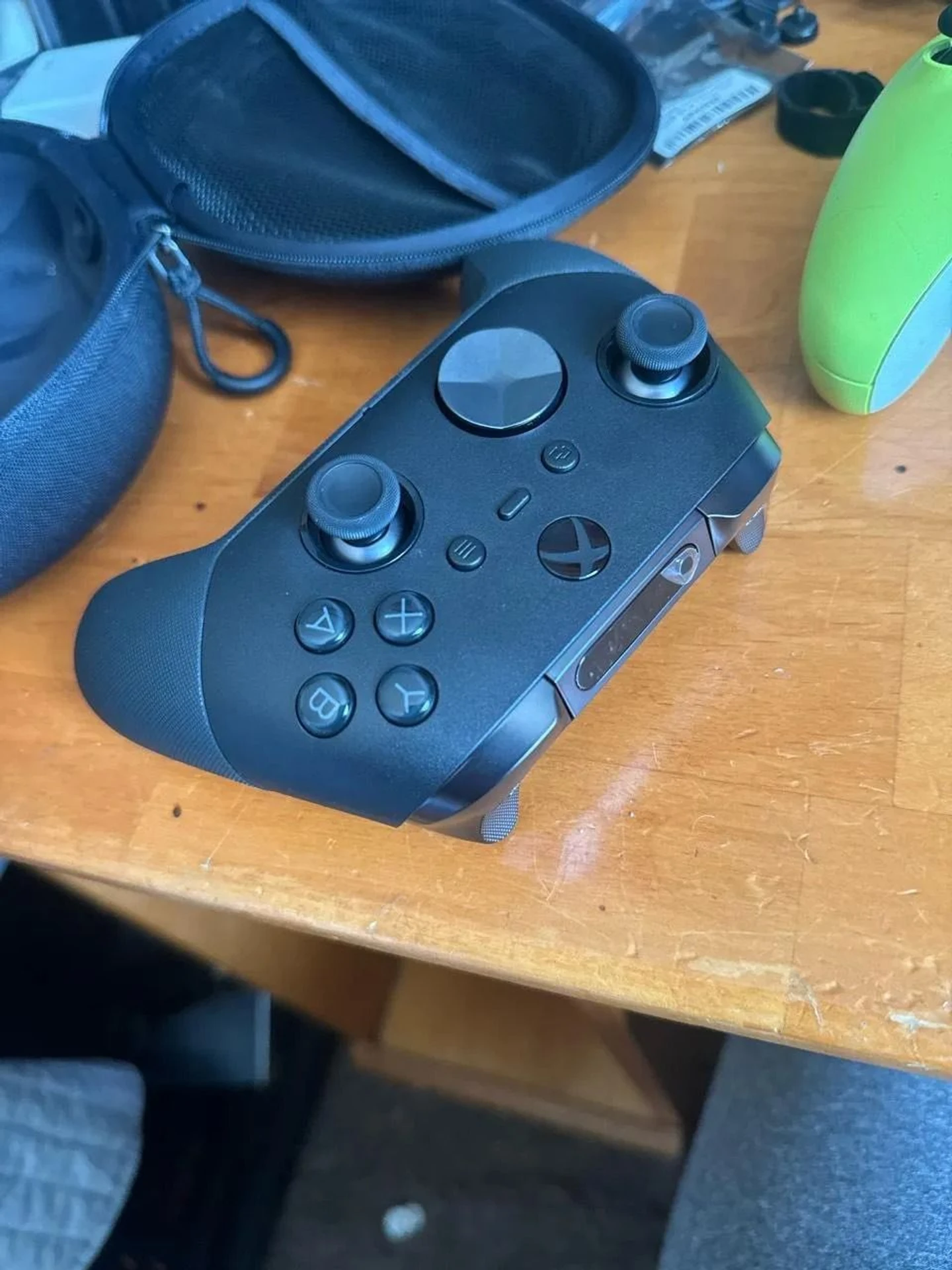 Наживо помітили Xbox Elite 3 – майбутній геймпад матиме вбудований екран. 10