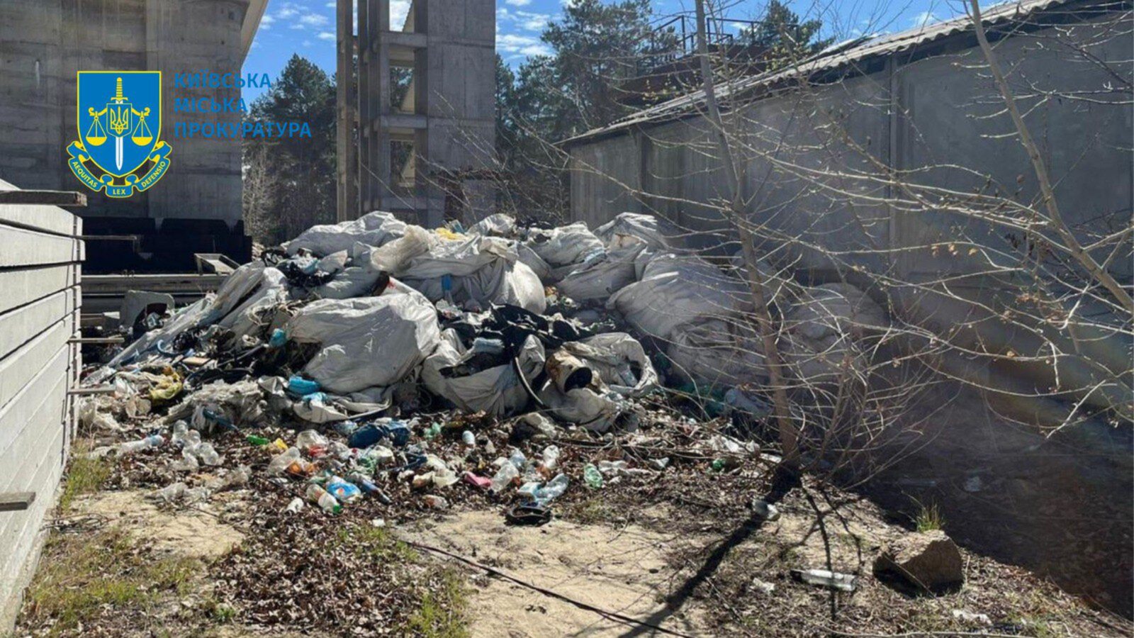 Будівельну компанію мосту через Дніпро зобов'язали вивезти відходи з Труханового острова 15