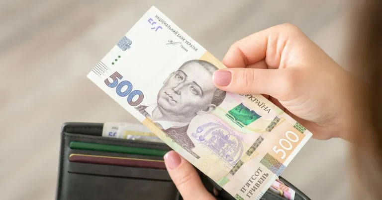 Працюючи на пенсії, можна втратити кошти: які виплати можуть скасувати 7