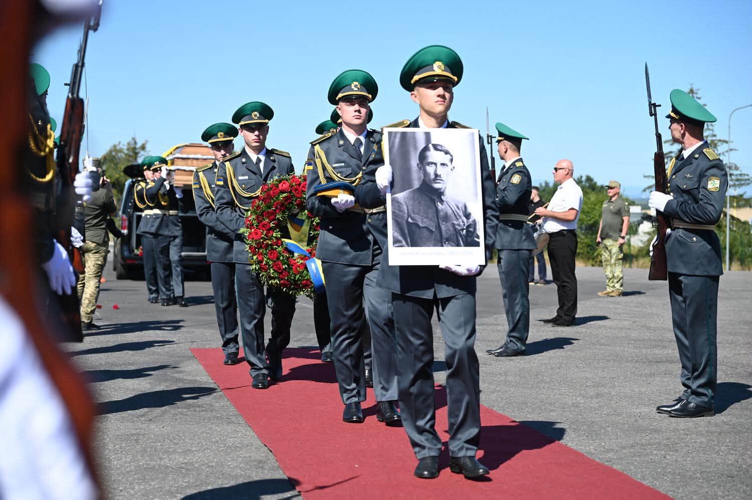 В Україні урочисто зустріли прах Євгена Коновальця 17 В Україні урочисто зустріли прах Євгена Коновальця 12