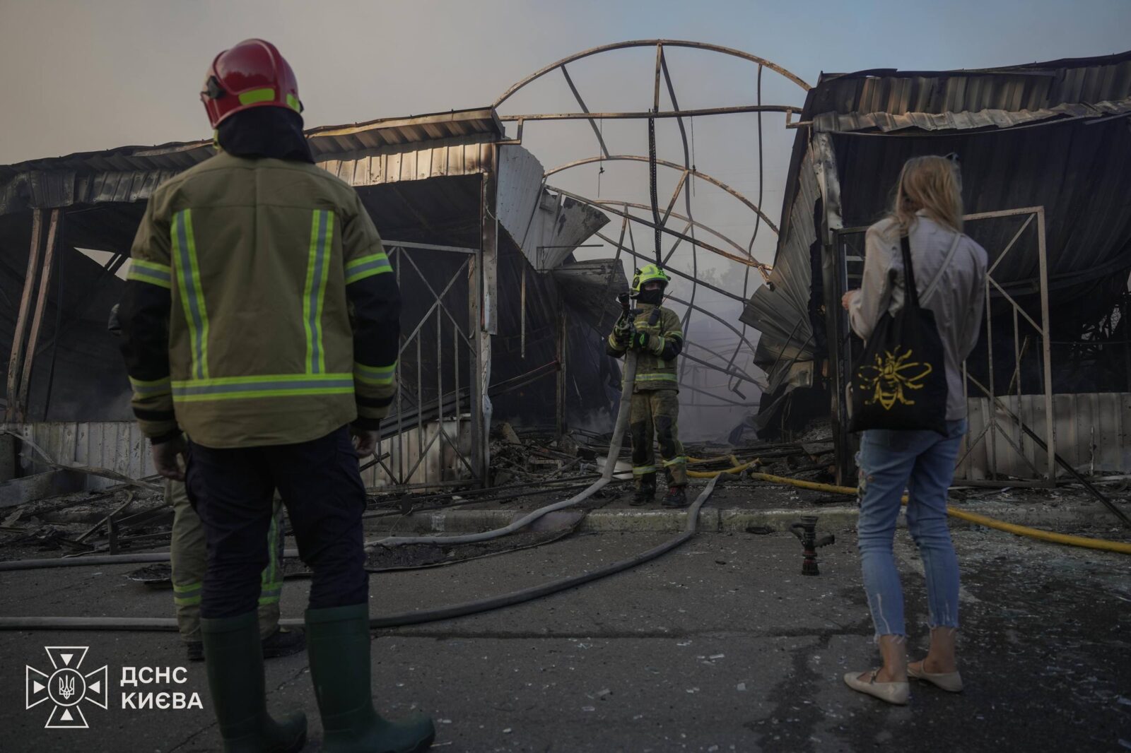 Нічний обстріл спричинив пожежу на ринку Почайни - фото 16 Нічний обстріл спричинив пожежу на ринку Почайни - фото 11