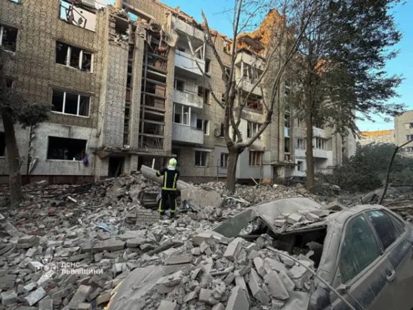 Росія завдала удару по Львову: пошкоджено житлові будинки, є загиблі та поранені. У Кривому Розі загинула родина. Також є жертви в Києві та Полтаві. 21 Пошкоджений будинок у Львові