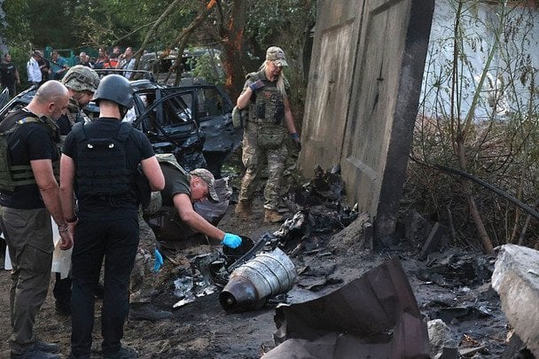 Безперервні обстріли Києва, ліквідація складів та торгових центрів, а також скидання семи авіабомб на Краматорськ: фотозвіт України за тиждень з 22 по 30 серпня. 30 25 серпня. Росіяни завдали ракетного удару по Харкову внаслідок якого загинула людина. / © Getty Images