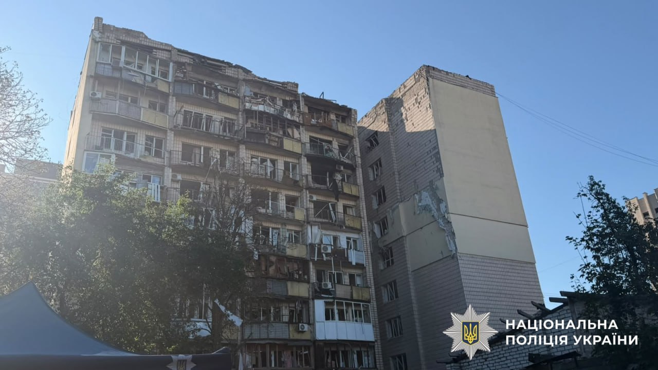 Рятувальники витягли з-під уламків жінку, кількість жертв у столиці зросла до 13 осіб. 12