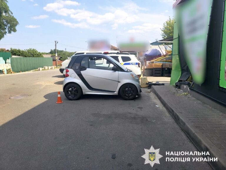 Нетвереза водійка Smart збила літню жінку та врізалася у стіну магазину 6