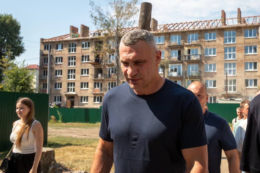 18 будинків у Святошинському районі відновлюють після російських обстрілів 24 18 будинків у Святошинському районі відновлюють після російських обстрілів 19