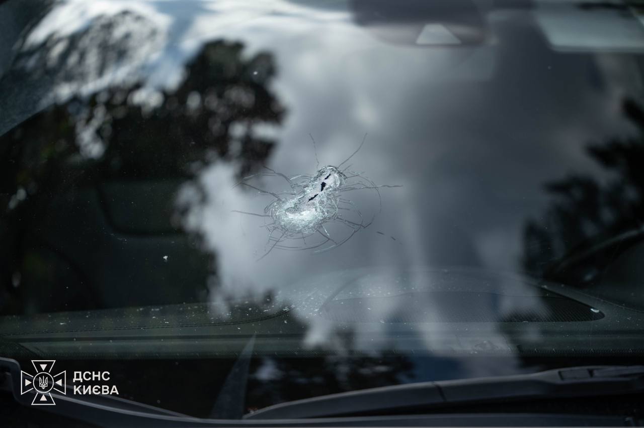 Ворог продовжує завдавати ударів по Києву: під час одного з влучань у кав'ярню отримав поранення чоловік. 12