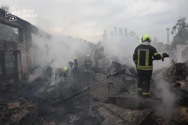 Українська столиця та її область зазнали ракетно-дронової атаки росіян, внаслідок чого є жертви та постраждалі. 6 Рятувальники на руїнах