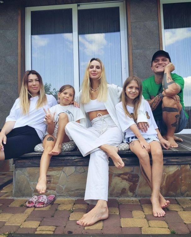 Білик і Гросу стали родичами, а Анатоліч і Лобода — кумами: хто зі знаменитостей поріднився та обзавівся хрещениками 16 Анатолій Анатоліч з родиною та Світлана Лобода / © instagram.com/anatoliyanatolich