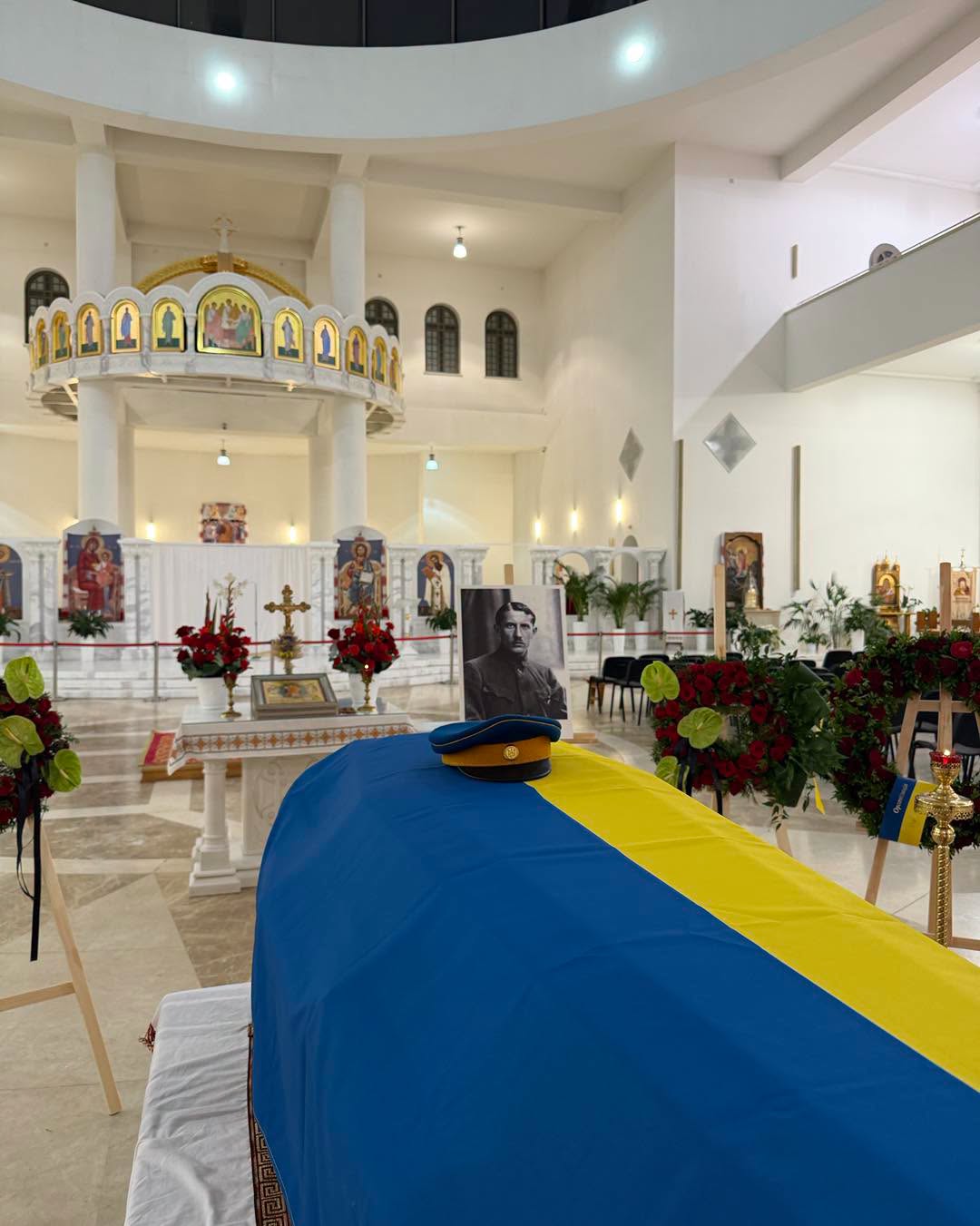 Тіло Євгена Коновальця доставили до Патріаршого собору УГКЦ, де всі бажаючі матимуть змогу віддати йому шану. 15 Тіло Євгена Коновальця доставили до Патріаршого собору УГКЦ, де всі бажаючі матимуть змогу віддати йому шану. 10