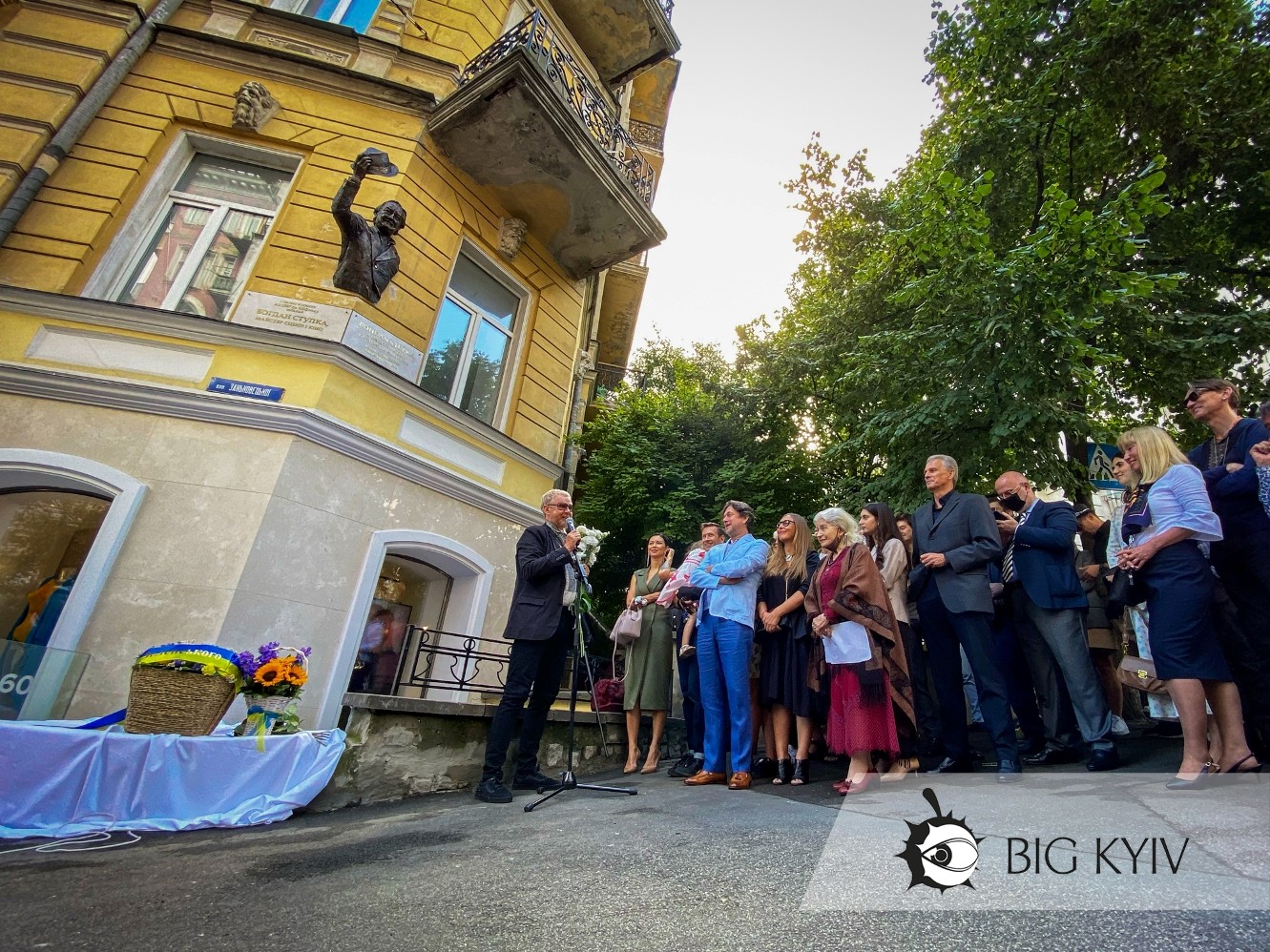 Зняв капелюха на знак пошани. Відкрили пам'ятну дошку на оселі, де жив Богдан Ступка 9