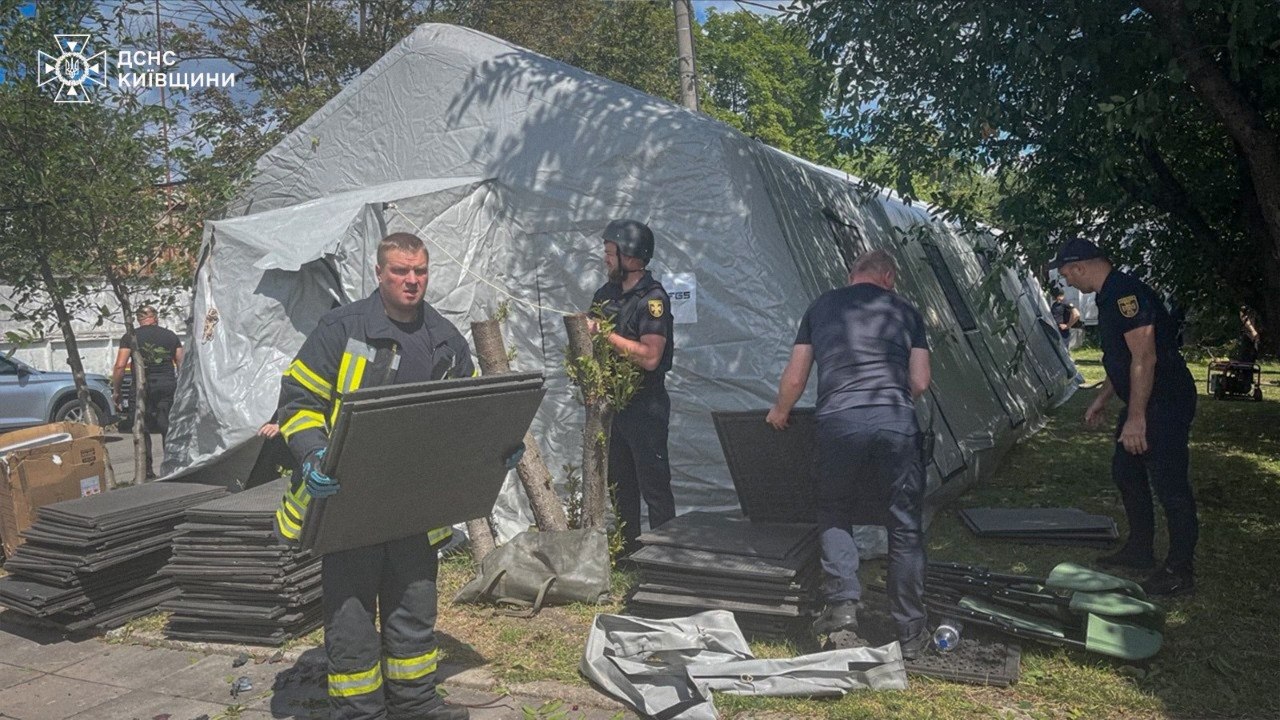 У місті Вишневе після нападу евакуація охопила понад 600 осіб, при цьому більше ста з них перебували в безпечному місці, саме там, де стався вибух. 15 У місті Вишневе після нападу евакуація охопила понад 600 осіб, при цьому більше ста з них перебували в безпечному місці, саме там, де стався вибух. 10