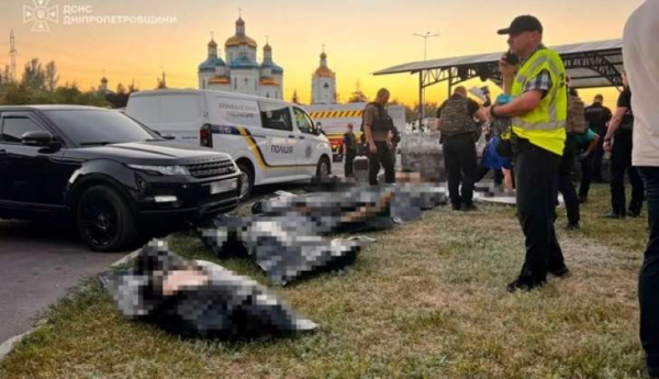 Криворізькі рятувальники шукають людей під уламками торговельного центру.