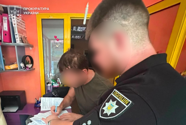 У Хмельницькому директора мовної школи підозрюють у розбещенні неповнолітніх дівчат 2