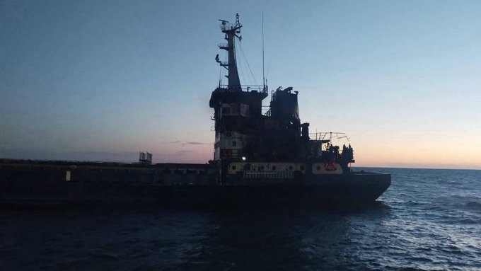 Торгове судно зазнало пожежі в Чорному морі та затонуло; Румунія з'ясовує обставини можливого удару 9