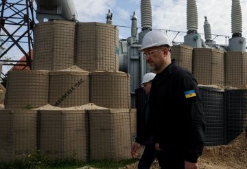 Україну очікує непроста зима: енергетика стикається з ризиком повторних атак, а оборона не забезпечує повної захищеності. 9 Шмигаль оглядає інженерний захист енергетичної інфраструктури