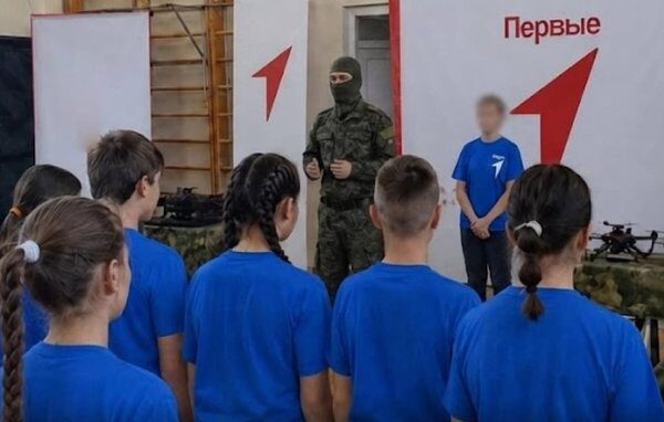 Українська розвідка на ресурсі War&Sanctions опублікувала інформацію про осіб, причетних до мілітаризації дітей на тимчасово окупованих територіях України.